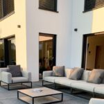 Jörn Schlönvoigt Instagram - Gewinnspiel: Unsere neue Lounge „Soyo L“ ist von @artelia_design - die Qualität und das Design sind mega , wir haben lange nach den richtigen Outdoormöbeln gesucht und sind mit unserer Wahl sehr glücklich. Ihr könnt einen 500€ Gutschein für den Onlineshop gewinnen Liked & Kommentiert diesen Beitrag und folgt @artelia_design auf Instagram . Die Gewinnerin / der Gewinner wird per dann per DM benachrichtigt, viel Glück ! #Werbung #artelia #arteliadesign #outdoor #exterior * * * Der Gewinnspielteilnehmer/Gewinner muss bei der Teilnahme seinen ständigen Wohnsitz in Deutschland haben oder eine deutsche Postadresse. Teilnahmeberechtigt sind nur Personen, die mindestens 18 Jahre alt sind. Der Rechtsweg ist ausgeschlossen und eine Barauszahlung des Gewinns ist nicht möglich. Der Einkaufsgutschein gilt nur für Artikel der eigenen Marke ARTELIA. Der Gutschein kann nur in einem Bestellvorgang (hier aber auch für mehrere Artikel) eingelöst werden. Ein evtl. Guthaben wird nicht verwaltet. Sollte der/die Artikel günstiger sein, verfällt der Rest. Sollte es teurer sein, bezahlt der Gewinner die Differenz.