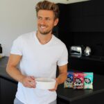Jörn Schlönvoigt Instagram - Anzeige: Meine Belohnung nach dem Sport, die High Protein Puddings von Dr. Oetker. Jetzt auch als Pulver erhältlich, in den Geschmacksrichtungen Vanille, Schoko und Grieß. Sehr lecker und kinderleicht in der Zubereitung! Ohne Zucker, fettarm und 20 g Protein pro Packung. Der perfekte Snack nach dem Sport oder für zwischendurch. Probiert es aus! #OetkerHighProtein #ProteinPudding #PositiveEating #HighProtein #HighProteinPudding @dr.oetker_deutschland