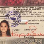 Júlia Gomes Instagram - Sim, na primeira foto vocês podem ver uma mini Julinha de 6 anos dando um autógrafo 🥹 Desde NENÉM praticamente ja fazendo o que eu mais amo! Feliz dia das crianças ❤️