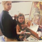 Júlia Gomes Instagram - Sim, na primeira foto vocês podem ver uma mini Julinha de 6 anos dando um autógrafo 🥹 Desde NENÉM praticamente ja fazendo o que eu mais amo! Feliz dia das crianças ❤️