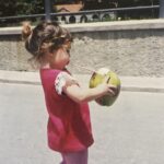 Júlia Gomes Instagram - Sim, na primeira foto vocês podem ver uma mini Julinha de 6 anos dando um autógrafo 🥹 Desde NENÉM praticamente ja fazendo o que eu mais amo! Feliz dia das crianças ❤️