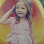 Júlia Gomes Instagram - Sim, na primeira foto vocês podem ver uma mini Julinha de 6 anos dando um autógrafo 🥹 Desde NENÉM praticamente ja fazendo o que eu mais amo! Feliz dia das crianças ❤️