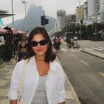 Júlia Gomes Instagram - Sabadamos no drink de caipirinha de limaun na praia do leblaum 🍋 Rio de Janeiro, Rio de Janeiro