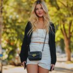 Júlia Gomes Instagram - Winter collection by @littbrasil 🖤 De volta pra SP (por um curto período 😜) Hoje apostei em um dos meus conjuntos favoritos dessa coleção junto com a minha bota alta FAvorita de @santa_lolla ! 🌟 São Paulo, Brazil