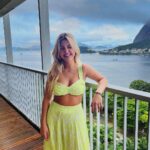 Júlia Gomes Instagram - Um look lindo para uma vista linda! Estou completamente apaixonada pela nova coleção da @littbrasil 💚 Um conjunto mais lindo que o outro! 🌟 Rio de Janeiro, Rio de Janeiro