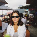 Júlia Gomes Instagram - Sabadamos no drink de caipirinha de limaun na praia do leblaum 🍋 Rio de Janeiro, Rio de Janeiro