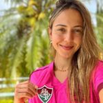 Júlia Mendes Instagram - Desde 2008 quando fui ao Maracanã assistir a final da libertadores contra a LDU jurei pra mim mesma que não ia mais me desgastar por conta de futebol. Corta pra ontem eu tendo quase uma parada cardíaca durante o jogo! Kkk não tem jeito! Futebol é contagiante, faz parte da nossa história e representa a cultura do nosso pais! E ontem num jogo eletrizante, do inicio ao fim, entramos pra história! O hino já sabia: “Quem espera sempre alcança!” (E que espera longa) mas tá aí! É CAMPEÃO!!!!♥️💚🤍