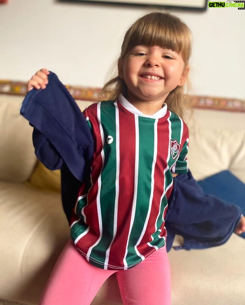 Júlia Mendes Instagram - Eu e minha sobrinha perfeita viemos dar BOM DIA!!! Só os tricolores respondem! (Mentira, os educados também) kkk NENSE!!! ♥️💚♥️