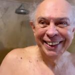 Júlia Mendes Instagram – Porque dica de blogueiro vintage vale ouro! Já tomou seu banho hoje?! Kkkkk 79 anos de banho gelado! Te amo papyyy♥️🚿