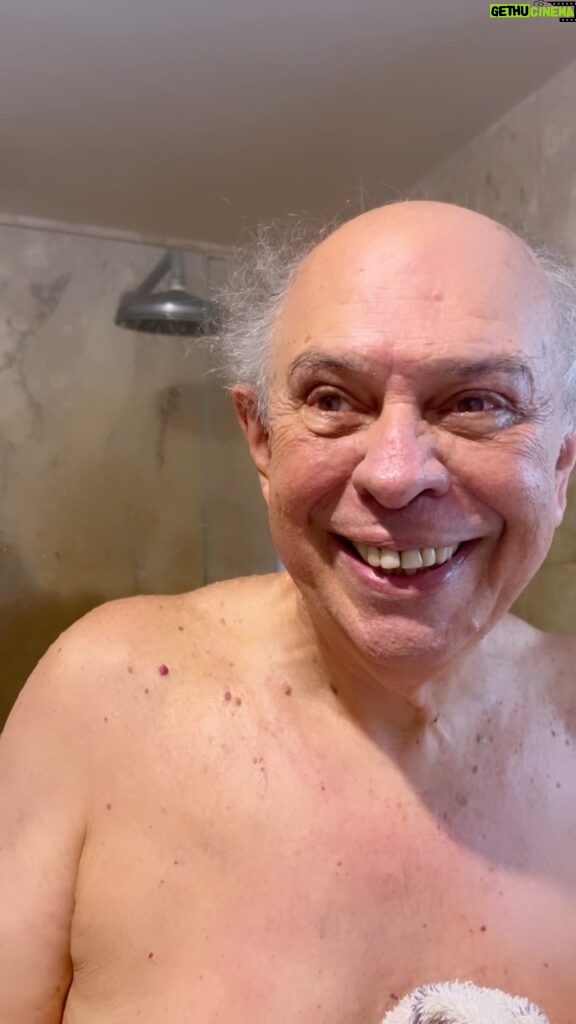 Júlia Mendes Instagram - Porque dica de blogueiro vintage vale ouro! Já tomou seu banho hoje?! Kkkkk 79 anos de banho gelado! Te amo papyyy♥️🚿
