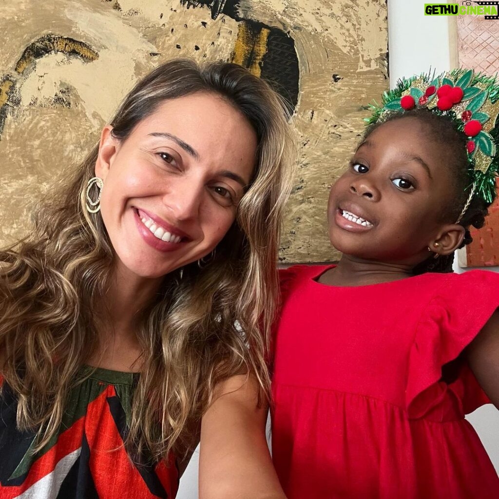 Júlia Mendes Instagram - Feliz Natal pra todos vocês! É tempo de agradecer por ter quem a gente tem! ♥️🎄💫🙏🏼