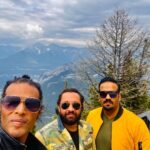 Jabar Abbas Instagram - Heaven on earth . Visited an amazing place #banff #Albarta canada . Thank you Syed Ahmad Umayma Sheikh and my brother Waseem Abbas for a wonderful day ❤️ love you all . Banff-Nationalpark