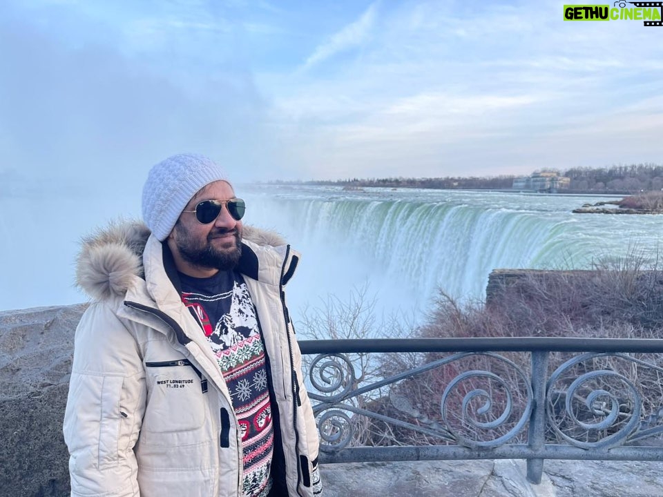 Jabar Abbas Instagram - Had an amazing fun day at #niagrafalls with friends. Thank you sister Umayma sheikh and brother Waseem Abbas for a wonderful day ❤️ Naigra Falls
