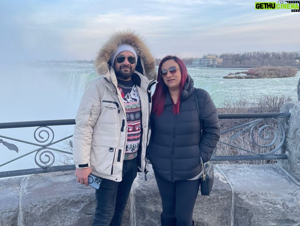 Jabar Abbas Instagram - Had an amazing fun day at #niagrafalls with friends. Thank you sister Umayma sheikh and brother Waseem Abbas for a wonderful day ❤️ Naigra Falls