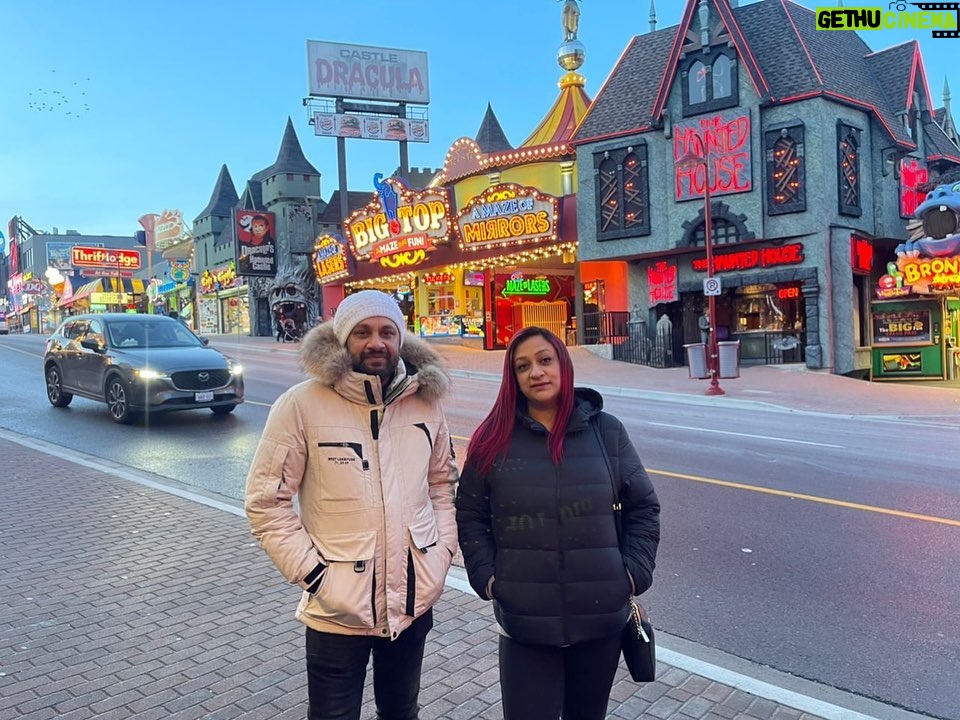 Jabar Abbas Instagram - Had an amazing fun day at #niagrafalls with friends. Thank you sister Umayma sheikh and brother Waseem Abbas for a wonderful day ❤️ Naigra Falls