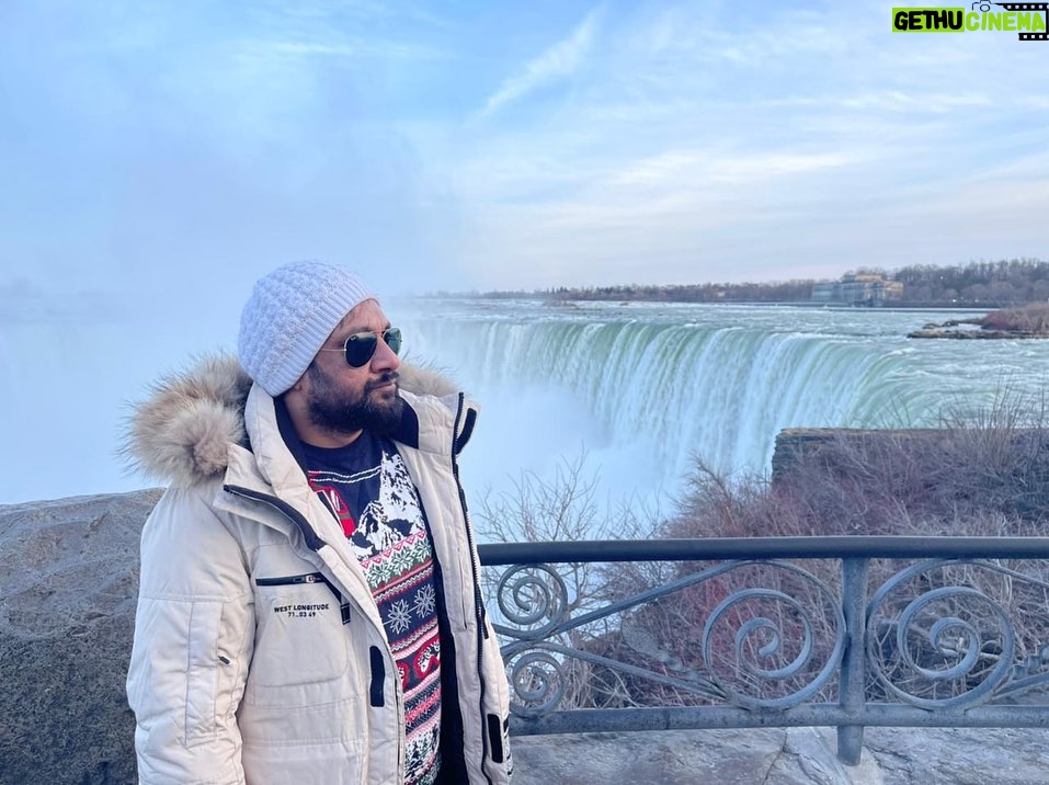 Jabar Abbas Instagram - Had an amazing fun day at #niagrafalls with friends. Thank you sister Umayma sheikh and brother Waseem Abbas for a wonderful day ❤️ Naigra Falls