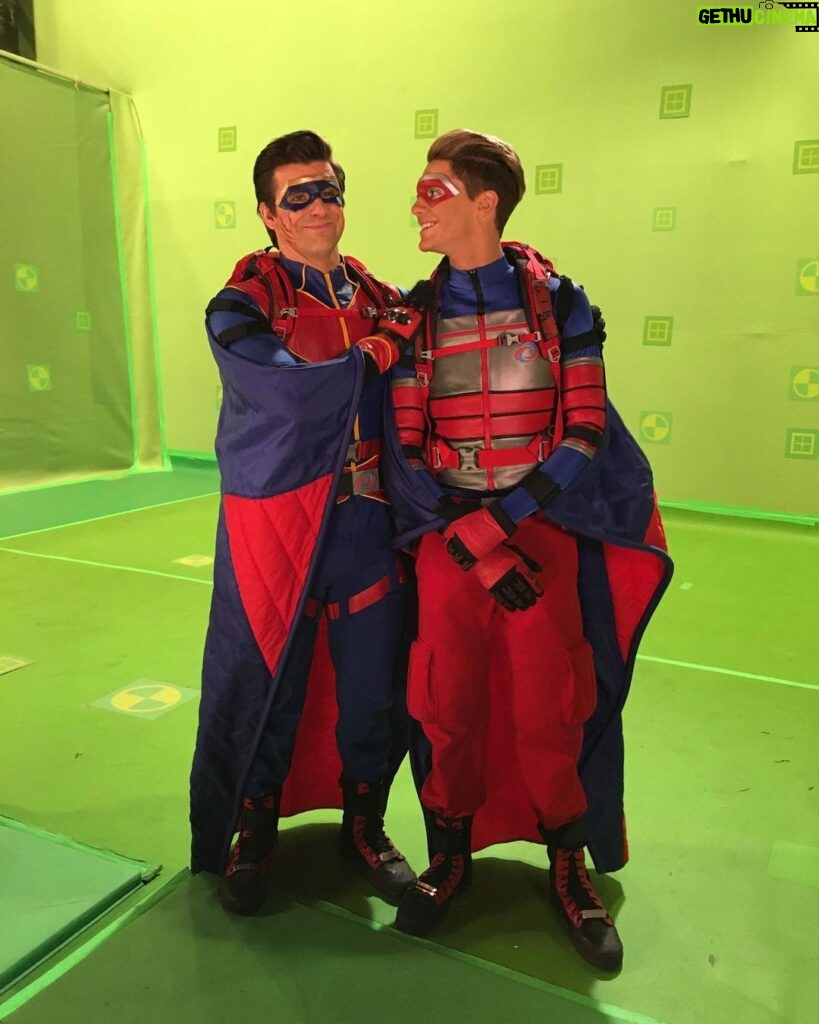 Jace Norman Instagram - ❤❤ Throw back to the last day on set Will always love this family we built. Was my last scene as Kid Danger.