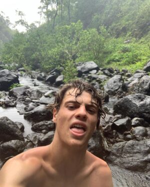 Jace Norman Instagram - Me attempting to take selfies in Kawai the my new favorite place. Living in a rain forest is a good idea