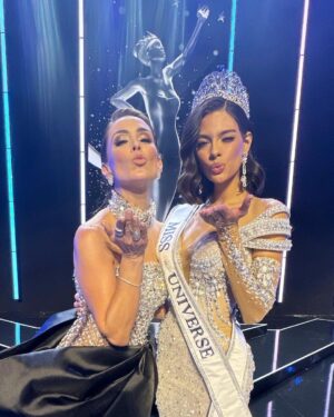 Jacqueline Bracamontes Instagram - Muchísimas felicidades @missuniverse @sheynnispalacios_of !!! Una GRAN reina!! Llegaste a MU con la corona puesta! #missuniverso @telemundo 

Arriba NICARAGUA!!!! 🇳🇮🇳🇮🇳🇮