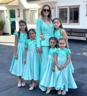 Jacqueline Bracamontes Instagram - Nos sentimos soñadas las 6!!! Gracias mi adorado @benitosantosoficial 

Nos hizo diseño exclusivo y diferente a cada una!!! 🙌🙌🙌😍😍😍