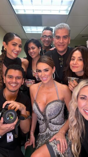 Jacqueline Bracamontes Instagram - Los mejores, la mejor vibra, el mejor Team ⭐️⭐️⭐️ Amooooo Chin chin lo logramos una vez más!!! @latinbillboards @telemundo 

@jackybrv 
@xumalin 
@karlabstyle 
@anlle11 
@laurasbarcelo 
@carlosrodriguez.bo 
.
.
.
.
#latinbillboards #telemundo #jacquelinebracamontes #host