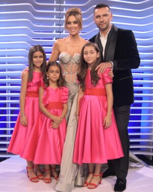 Jacqueline Bracamontes Instagram - Celebrando en familia la música latina gracias a @latinbillboards !!!! Los amo @mft07 y #Jacky #Caro y #Reni !!! Emi y Pau viéndonos desde casa!!! ❤️🙏🏼

Mis nenas todas vestidas por @benitosantosoficial que les hizo los vestidos especialmente a ellas!!! Graciasss!!! ❤️