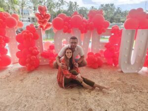 Jacqueline Bracamontes Instagram - 12 and counting!!! Feliz aniversario amor @mft07 !!! La más feliz de compartir mi vida contigo y con nuestras nenas!!! Obvio hay ups and downs… pero lo importante es que siempre ganen los buenos momentos, las risas y la paz… #happyanniversary #felizaniversario ❤️