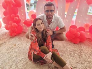 Jacqueline Bracamontes Instagram - 12 and counting!!! Feliz aniversario amor @mft07 !!! La más feliz de compartir mi vida contigo y con nuestras nenas!!! Obvio hay ups and downs… pero lo importante es que siempre ganen los buenos momentos, las risas y la paz… #happyanniversary #felizaniversario ❤️
