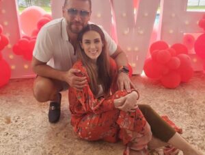 Jacqueline Bracamontes Instagram - 12 and counting!!! Feliz aniversario amor @mft07 !!! La más feliz de compartir mi vida contigo y con nuestras nenas!!! Obvio hay ups and downs… pero lo importante es que siempre ganen los buenos momentos, las risas y la paz… #happyanniversary #felizaniversario ❤️