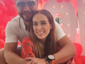 Jacqueline Bracamontes Instagram - 12 and counting!!! Feliz aniversario amor @mft07 !!! La más feliz de compartir mi vida contigo y con nuestras nenas!!! Obvio hay ups and downs… pero lo importante es que siempre ganen los buenos momentos, las risas y la paz… #happyanniversary #felizaniversario ❤️