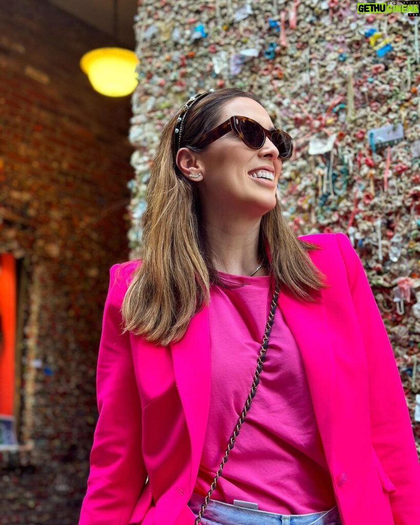 Jacqueline Bracamontes Instagram - El callejón del chicle… 🙈🙈🙈 #Seattle Gum Wall