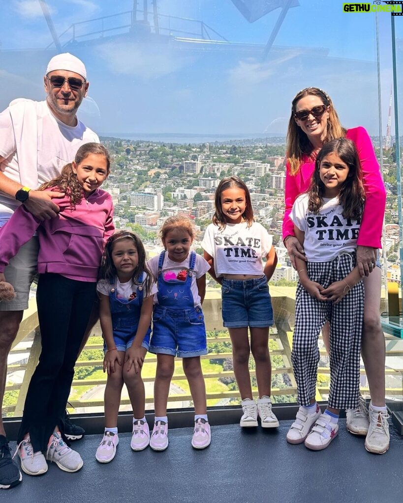 Jacqueline Bracamontes Instagram - Visitando por primera vez #Seattle !!! Otra ciudad increíble!! #SpaceNeedle #familytrip @mft07 @pichisvan @ginnytc08 Seattle, Washington