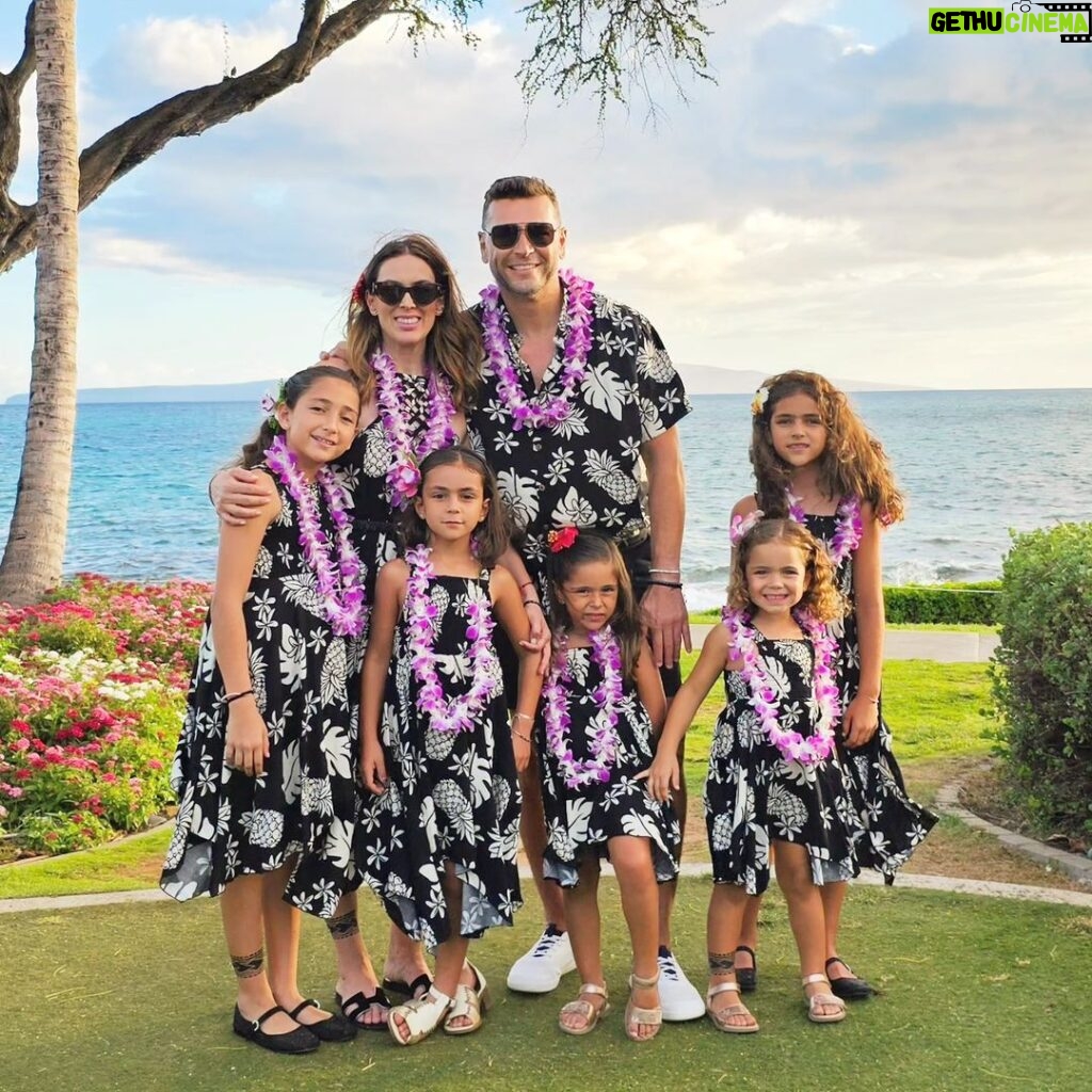 Jacqueline Bracamontes Instagram - La Familia vestidos de piña.... #luau #hawaii #maui Wailea-Makena, Hawaii