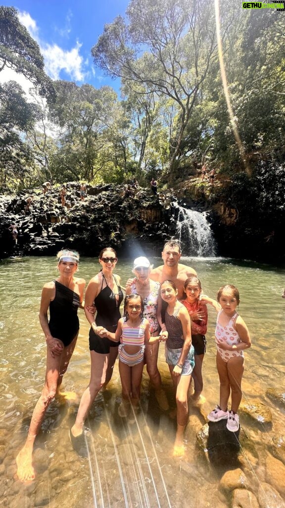 Jacqueline Bracamontes Instagram - Las aventuras no paran en esta familia!!! Ahora fuimos a hacer hiking y aventarnos de unas cascadas… en el último video se me paralizó un poco el corazón 😱😱😱🙈 (Todos los detalles pronto en mi Facebook!! #Hawaii @mft07 @pichisvan @ginnytc08 #extremegirls