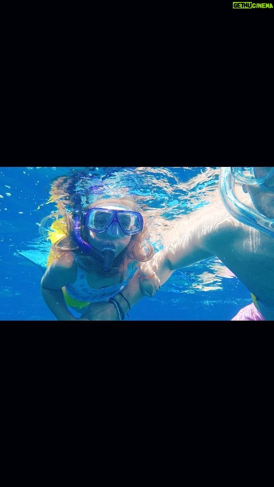 Jacqueline Bracamontes Instagram - Aquí #Emilia #snorkeling en #hawaii #maui en mar abierto, y luego obviamente también se tiraron al agua las demás a ver los pecesitos. #buceo What a cool experience, watching #Emi and #Pau, jump in the open sea, and look for #fish #daughters #girldad Snorkeling