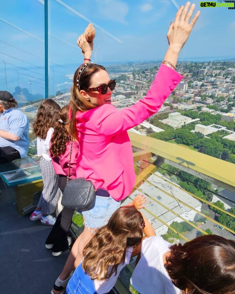 Jacqueline Bracamontes Instagram - Visitando por primera vez #Seattle !!! Otra ciudad increíble!! #SpaceNeedle #familytrip @mft07 @pichisvan @ginnytc08 Seattle, Washington