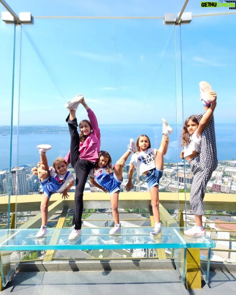 Jacqueline Bracamontes Instagram - Visitando por primera vez #Seattle !!! Otra ciudad increíble!! #SpaceNeedle #familytrip @mft07 @pichisvan @ginnytc08 Seattle, Washington