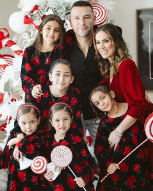 Jacqueline Bracamontes Instagram - Feliz Navidad de parte de la familia Fuentes Bracamontes 🎄❤️🙏🏼 Estar en familia es definitivamente el mejor regalo!!! @mft07