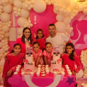Jacqueline Bracamontes Instagram - Hoy hace 5 años llegaron estas hermanitas dinamita, que con su energía nos volvieron locos a los 5 integrantes de esta familia que las estábamos esperando.  Primero llegó Emilia y pocos minutos después Paula . Desde el primer minuto me pusieron a correr de un lado al otro  del hospital para ver como estaban y desde ese día, al día de hoy me siguen haciendo correr de lado a lado. Las amamos con todo nuestro corazón mis #twinkies hermosas.  #happybirthday #Emilia y #Paula