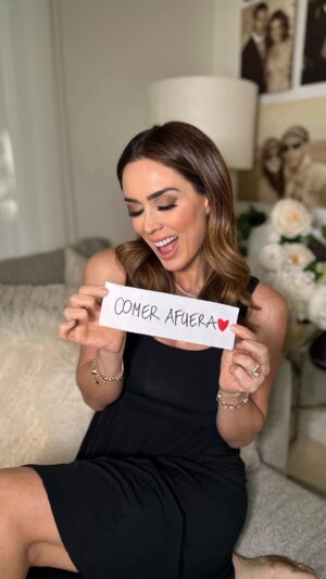 Jacqueline Bracamontes Instagram - Ya se armó el plan para Valentine’s!!! 🙈🤪🤣😅

@mft07
