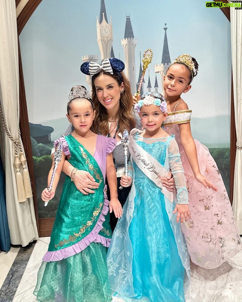 Jacqueline Bracamontes Instagram - Las princesas de la casa!!!! @mft07 #derretidos (Se sentían soñadas!!!) #DisneyPrincesses Disney Cruise Line