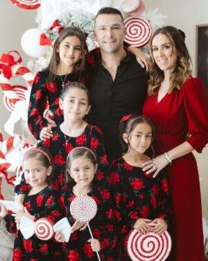 Jacqueline Bracamontes Instagram - Feliz Navidad de parte de la familia Fuentes Bracamontes 🎄❤️🙏🏼 Estar en familia es definitivamente el mejor regalo!!! @mft07