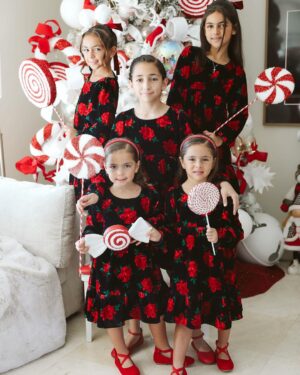 Jacqueline Bracamontes Instagram - Feliz Navidad de parte de la familia Fuentes Bracamontes 🎄❤️🙏🏼 Estar en familia es definitivamente el mejor regalo!!! @mft07