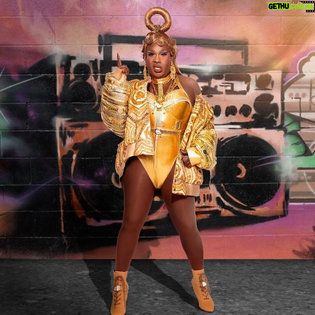 Jada Shada Hudson Instagram - ⏰What Time is It? …. ⭐️Category is Sleeves⭐️ . . She’s a WINNER BABY 🏆🥇🏆⭐️⭐️⭐️⭐️ . 💇🏾‍♀️ @wigzaddy 🪡 @leelandxo 👢 @weareshoefreaks 💅🏾 @clorebeauty 📸 @colingaudet45 Inspiration by @christiancowan watch gloves that was made for @iamcardib @kollincarter in 💵MONEY💵music video😜. . Shout out to my sis @sofondato she had some watches to do the gloves a few years ago and when I told her my idea she surprised me and gifted me the ones she had😘 and we bought way more for this amazing stunning look💰 . Watch #CanadasDragRace now on @wowpresentsplus worldwide (ex. Canada) and @cravecanada in Canada 🏁 @canadasdragrace #canadasdragraceseason3 #crave #dragrace #jadashadahudson #sleeves #cardib #christiancowan