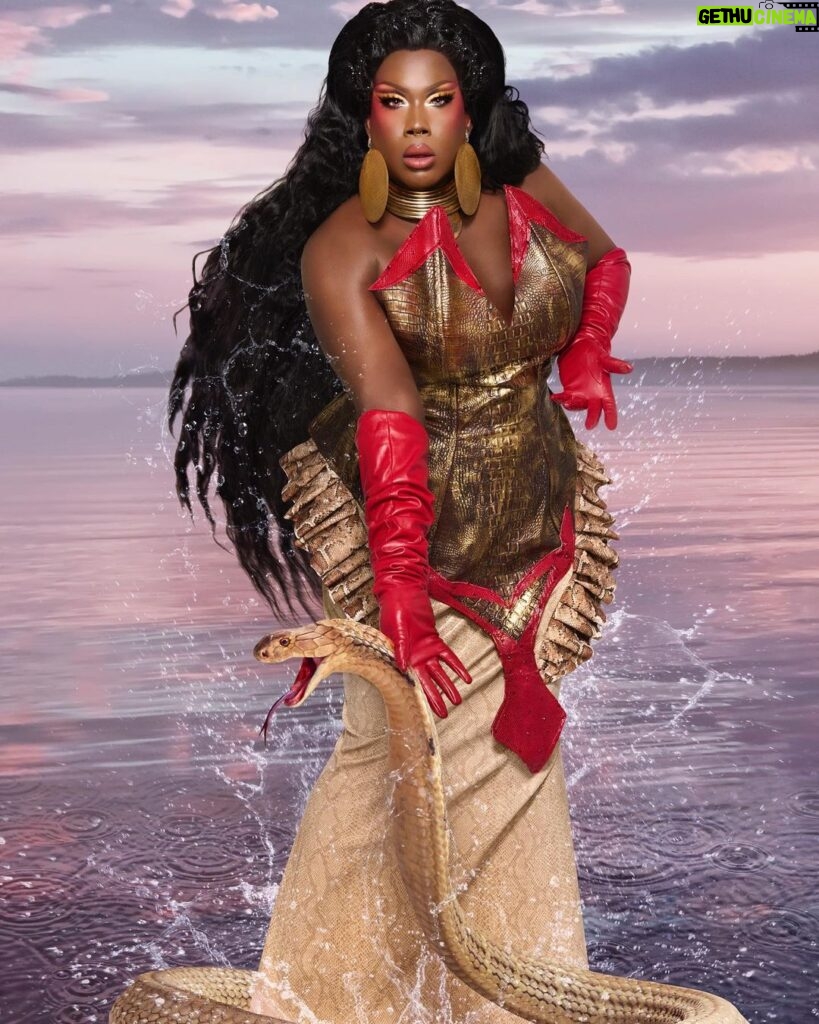 Jada Shada Hudson Instagram - Category is Goddesses of the Ancient World . At once beautiful, protective, seductive, and dangerous, the water spirit Mami Wata (Mother Water) is celebrated throughout much of Africa…….. . Mami Wata is known for her beauty. But she is as seductive as she is dangerous. . . 💇🏾‍♀️: @callherperla 🪡: @connormccalden 🎨: @viktorpeters 💅🏾: @clorebeauty 👠: @weareshoefreaks 📸: @shootblake . . Watch #CanadasDragRace now on @wowpresentsplus worldwide (ex. Canada) and @cravecanada in Canada 🏁 @canadasdragrace #canadasdragraceseason3 #crave #dragrace #jadashadahudson #makeupoftheday #goddess #mamiwata #africa
