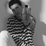 Jaime Lorente Instagram - No hay Navidad sin árbol, sin roscón... y sin #AcquaDiGio . FELICES FIESTAS con @armanibeauty #publi