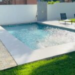 Jaime Lorente Instagram - ¡Hola amigos! 🌞 Hoy quiero compartir con vosotros una noticia emocionante: ¡la reforma de una piscina moderna con aplacado de gran formato! 💦🏊‍♀️🏊‍♂️ Hemos decidido darle un toque fresco y vibrante a nuestra querida piscina. ¡Y qué mejor manera de hacerlo que con un aplacado de gran formato! 😍🔝 Imagínate disfrutar de un chapuzón en esta piscina,de diseño moderno y elegante. ¡Será como nadar en un oasis de armonía y estilo! Además, el aplacado de gran formato nos permitirá disfrutar de una superficie más amplia y uniforme, lo que significa más espacio para relajarnos en el agua. Diseño y ejecución realizada por @decoal_interiores Aplacado de gran formato modelo New York de @neolithofficial Gracias por confiar @jaimelorentelo #PiscinaModerna #ReformaConEstilo #AplacadoDeGranFormato #DiversiónAcuática