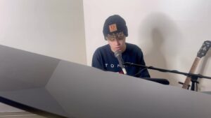 Jake Katzman Instagram - My cover of #iwonttellasoul by the extremely talented @charlieputh 
.
.
.
.
.
.
.
.
.
.
#cover #coversong #singer #teensinger #trendingreels #songersongwriter #charlieputh 
.
