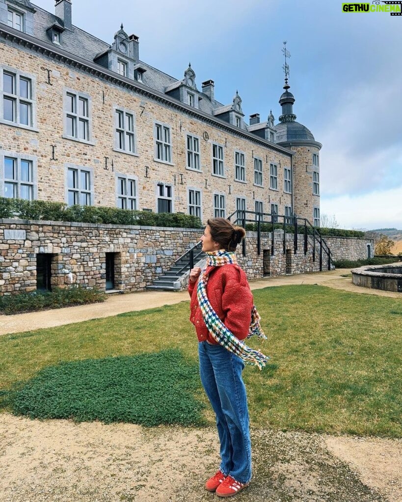 Jamie-Lee Six Instagram - de laatste twee zijn hoe het er effectief aan toe ging tijdens het nemen van deze foto’s 🤣💨🍂🐿️🌰 Château de Mirwart