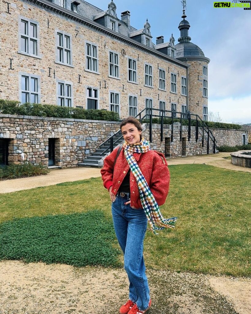 Jamie-Lee Six Instagram - de laatste twee zijn hoe het er effectief aan toe ging tijdens het nemen van deze foto’s 🤣💨🍂🐿️🌰 Château de Mirwart
